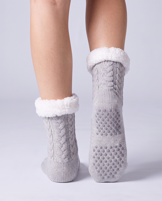 CozySock bakifrån – kabelstickat och halkskydd, Ljusgrå