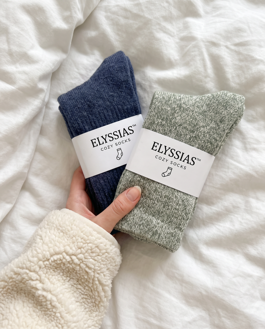 Elyssias™ Ullstrumpor – Marinblå och Salvia i handen